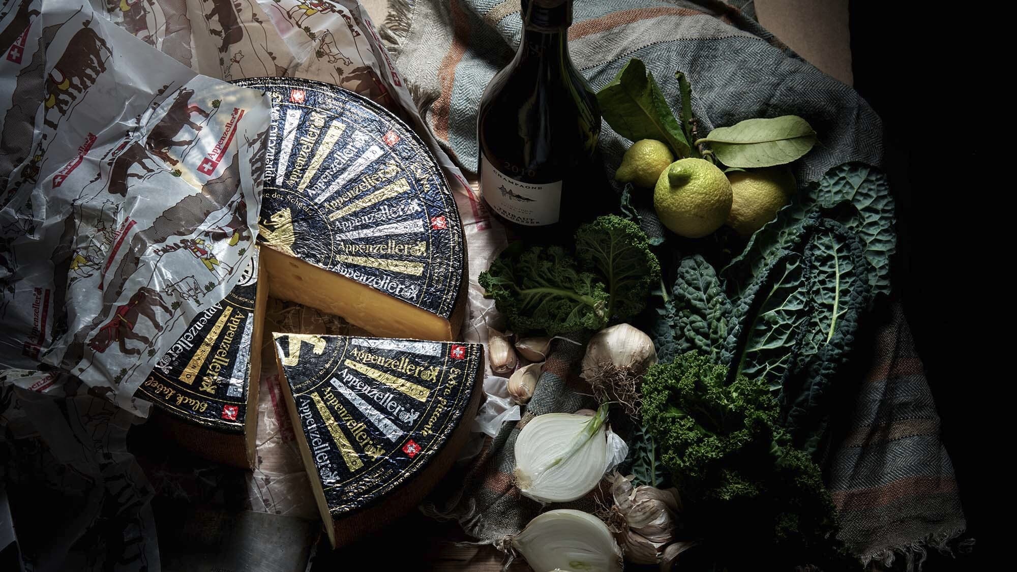 Appenzeller juustoasetelma tunnelmallisessa valaistuksessa. Mainostoimisto Halo | Helsinki x Swiss Cheese Marketing